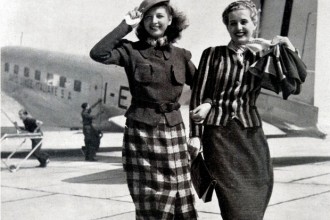 L'immagine di due giacche a maglia pubblicata nel numero di settembre del 1938 nella rivista mensile Fili. Le giacche vengono proposte: Per viaggiare in aeroplano