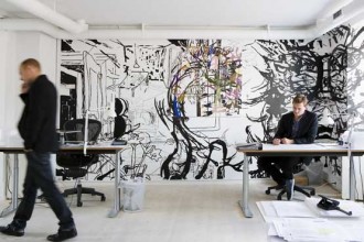 Il fondatore Kristian Byrge (al lavoro) e Morten Kaaber (al telefono) negli uffici di Muuto. A parete
