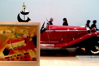 Dai quadri alle automobili: uno scorcio della mostra curata da Alessandro Mendini e allestita da Pierre Charpin