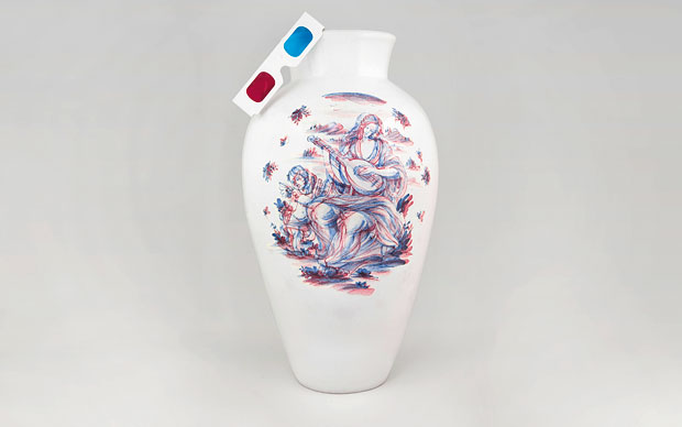 Sul vaso 3Dizionale di Guido Garotti il decoro "Antico Savona" è reinterpretato in chiave digitale.