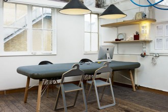 Nello studio il tavolo gonfiabile Grace Table e le Hanger Chair sono sormontati dalle Cone Light di Tom Dixon