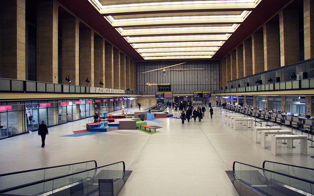 La grande hall all'ingresso dell'ex aeroporto i Tempelhof