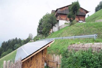 Il maso Huber sul monte Fröller a Rodengo dopo la cura: il ricorso a materiali spesso estranei non ha impedito il rispetto architettonico dell’impianto storico