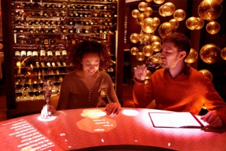 Il wine bar Adour di proprietà del rinomato chef Alain Ducasse