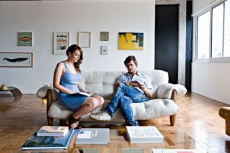 Juan Pablo Rosenberg e Marina Acayaba ritratti nel salotto della loro abitazione in Avenida Paulista