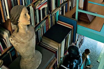 La casa di Claudia Gian Ferrari è stata disegnata da Mario Bellini nel 1985. Per ospitare lo studio della gallerista e storica dell’arte è stato ricavato un soppalco che interrompe la continuità dell’ampia libreria.