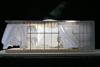 Il progetto Soft House di Sheila Kennedy e KVA MATx. La speciale tenda può essere posizionata sul soffitto della casa prefabbricata