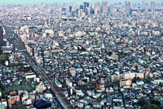 Una veduta dall'alto di Tokyo. In basso a sinistra