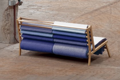 Il Canapé di Romboud Maris: 110 metri di lana tinta al naturale nei toni del blu e drappeggiata su una lineare struttura in ciliegio