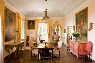 Il salone di Villa Olimpo conserva il parquet e gli stucchi originali dell'inizio del secolo scorso