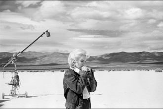 USA. Nevada. US actress Marilyn MONROE on the Nevada desert going over her lines for a difficult scene she is about to play with Clarke GABLE in the film "The Misfits" by John HUSTON. 1960.