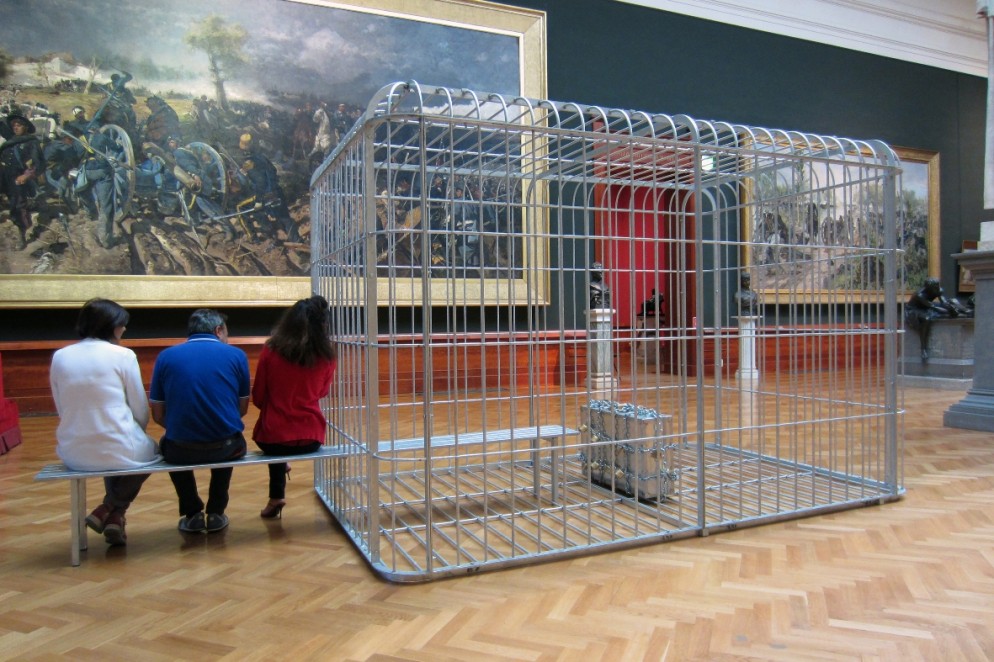 03_MAXXI_PCB_H.H.Lim_The cage the bench and the luggage_2011_m