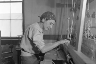 Anni-Albers-in-her-weaving-studio-at-Black-Mountain-College,-1937