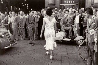 Mario De Biasi, Gli italiani si voltano, Moira Orfei, 1954 © eredi di Mario De Biasi