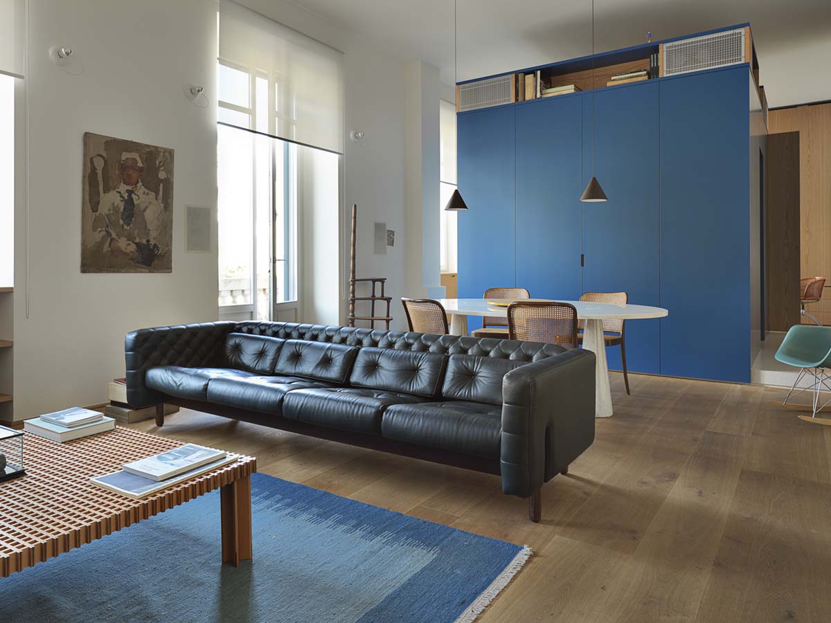 A Milano un appartamento di 70 mq riorganizzato grazie a un cubo blu centrale - Foto