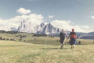 Foto Luigi Ghirri, Alpe di Siusi, 1979, Fondo Viaggio in Italia courtesy Eredi Luigi Ghirri - Museo di Fotografia Contemporanea, Milano-Cinisello Balsamo