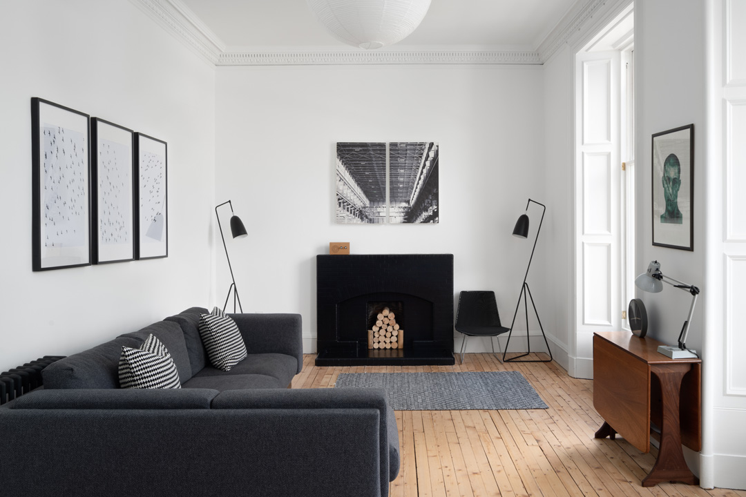 divano-grigio-abbinare-cuscini-tappeto-Appartamento-Edimburgo-living-corriere