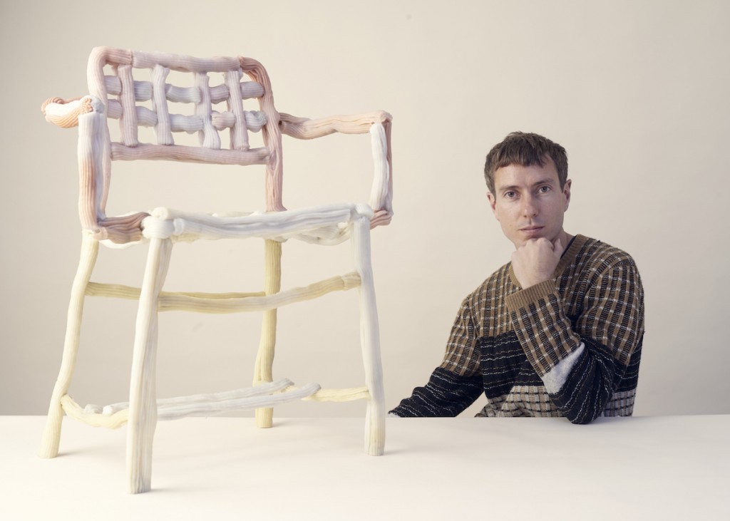 James Shaw con la Plastic Baroque Chair, photographer Rory Mulvey.