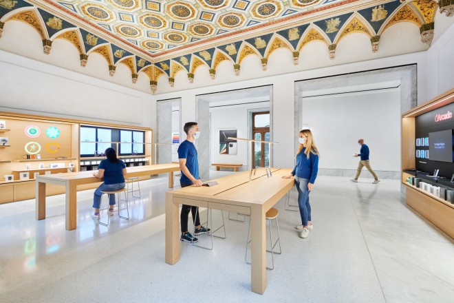 Apple_Via-Del-Corso-opens-in-Rome-interior-team-members_052721