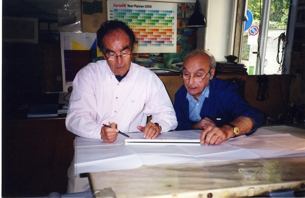 Vico Magistretti e il geometra Franco Montella, suo assistente dal 1951 al 2003, al lavoro insieme nello studio di via Conservatorio, 2000 © Archivio Studio Magistretti - Fondazione studio museo Vico Magistretti. 