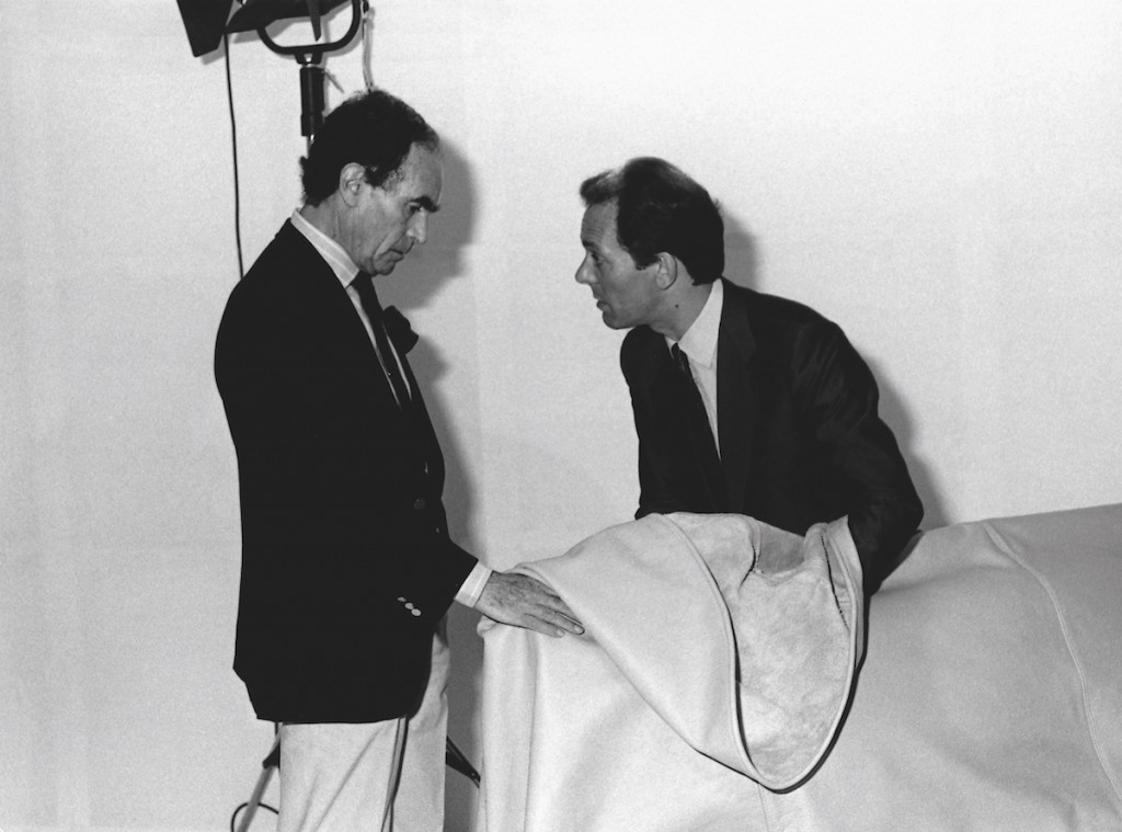 Vico Magistretti e Rosario Messina, fondatore di Flou, con il prototipo del letto Nathalie, 1978,  archivio fotografico Flou. 