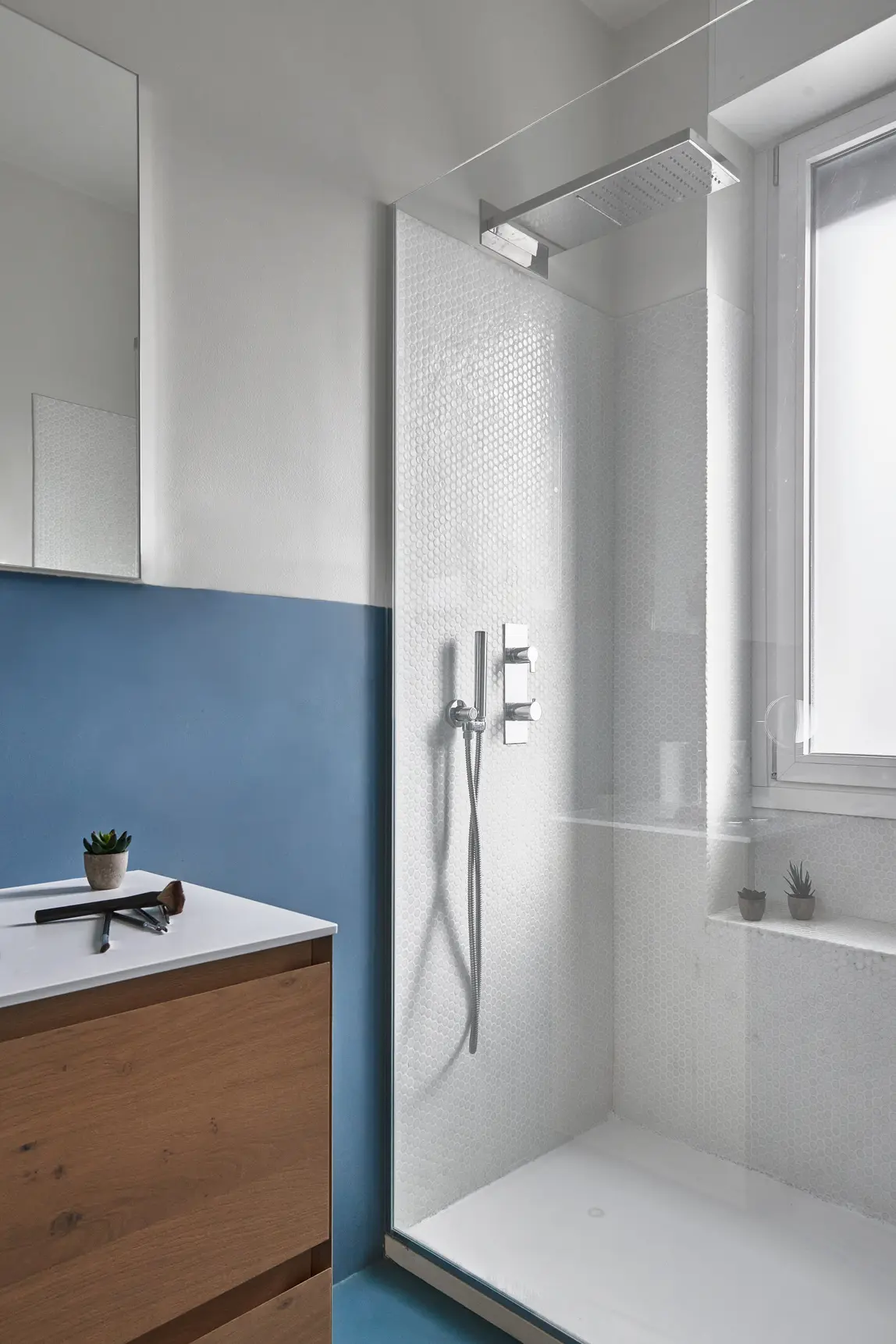 Bagno piccolo con doccia: 15 idee dalle case degli architetti, Foto
