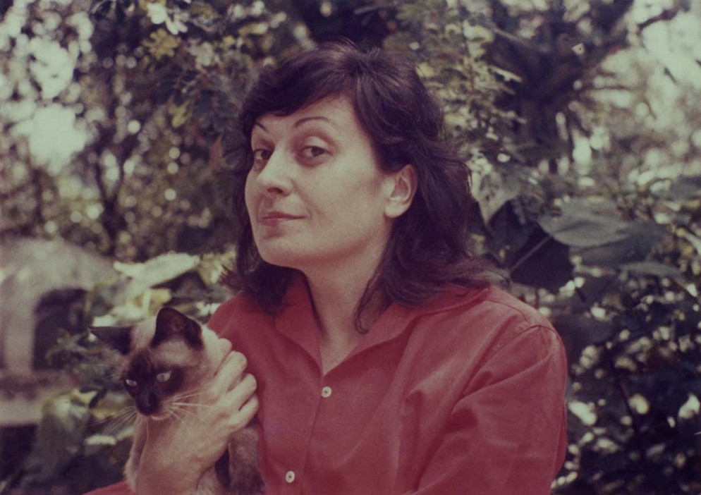 Lina Bo Bardi (1914 – 1992) fotografata nel giardino della sua Casa de Vidro (anni 60)