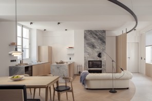 Lo stile minimal e senza tempo di un appartamento su due piani a Parigi