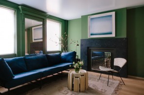 Pareti colorate e atmosfera vintage per la casa di due architetti a Brooklyn