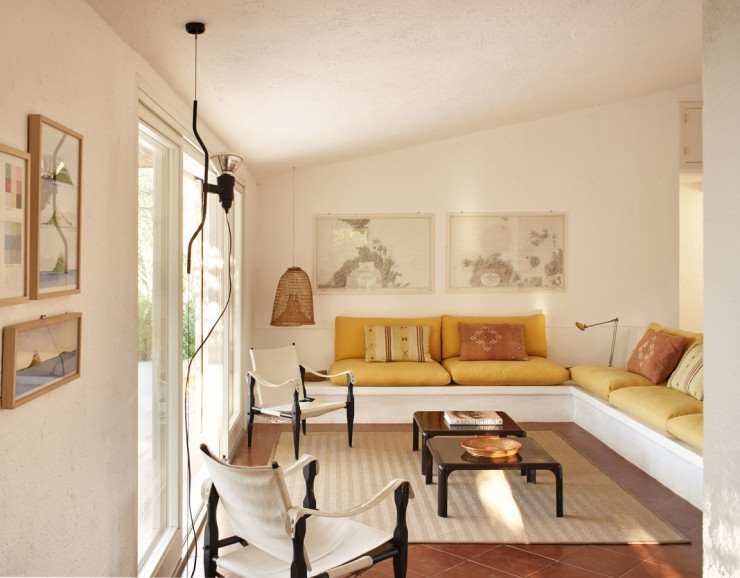 Living con divani in muratura giallo senape