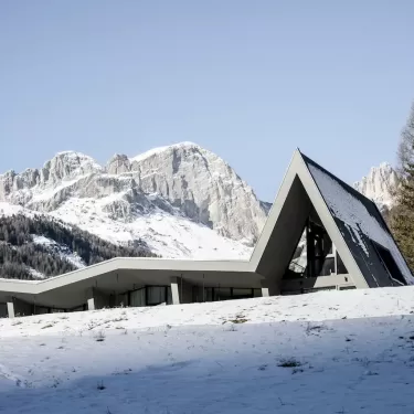 Architettura mimetica e sauna sospesa: l’Olympic Spa Hotel secondo NOA