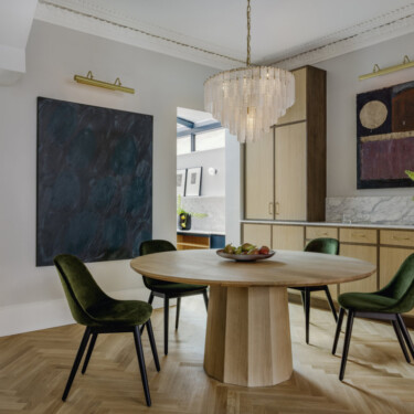Stile inglese e minimalismo si incontrano in una casa a Londra