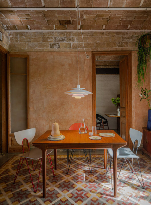 Spirito d’antan e cementine in un piccolo appartamento a Barcellona