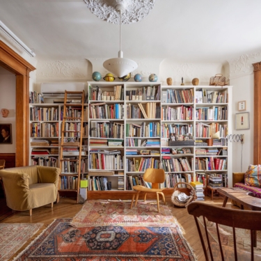 La casa di Steven Guarnaccia a New York è uno scrigno di oggetti fiabeschi