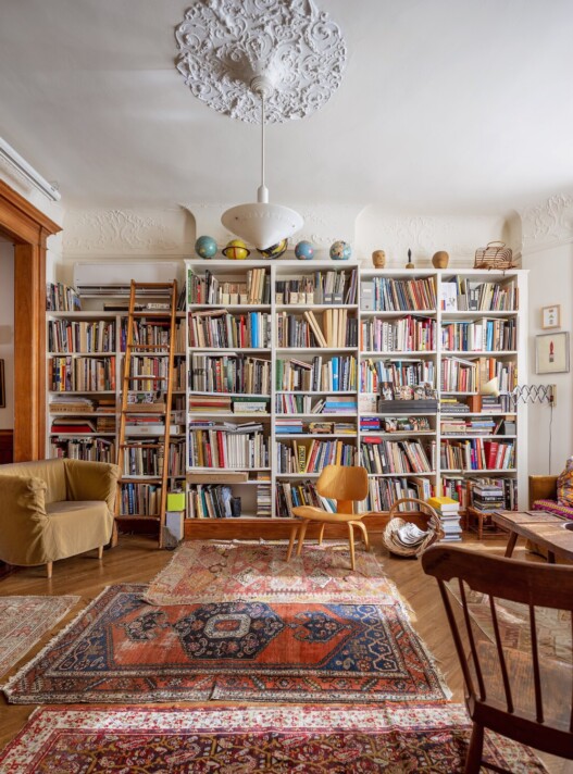 La casa di Steven Guarnaccia a New York è uno scrigno di oggetti fiabeschi