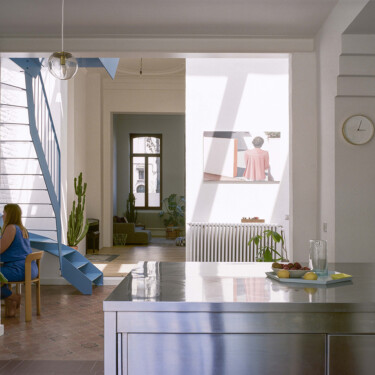 Una casa trasformata grazie alla luce naturale e a una scenografica scala azzurra